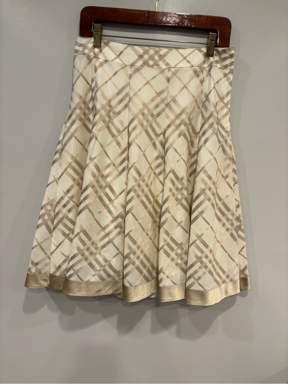 Burberry Cream and Beige Plaid Circle Skirt Made in Japan Size 42 - Picture 11 of 13